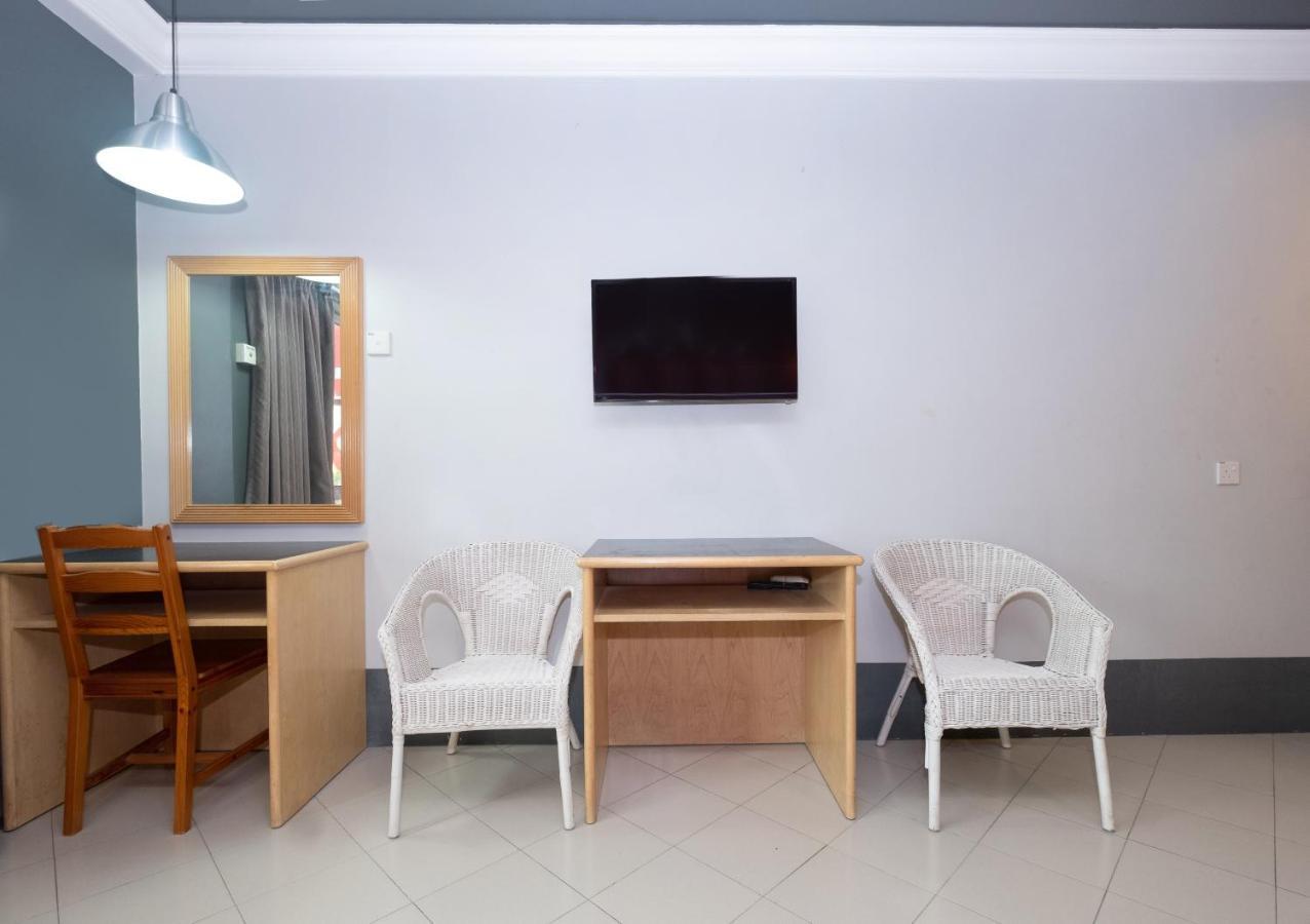 Oyo 90050 V Hotel Teluk Intan Luaran gambar